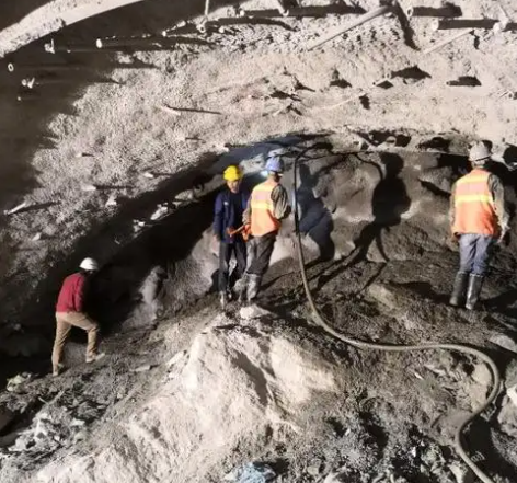 城西拱顶带模注浆料的施工流程及注意事项